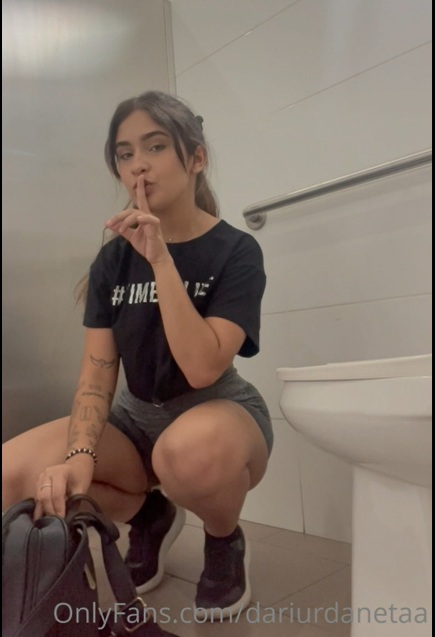 DARI URDANETA – ONLYFANS – ME MASTURBO EN BAÑO PUBLICO